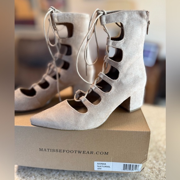 NWT Coconuts by Matisse Beige Lace-Up Booties - Picture 3 of 11
